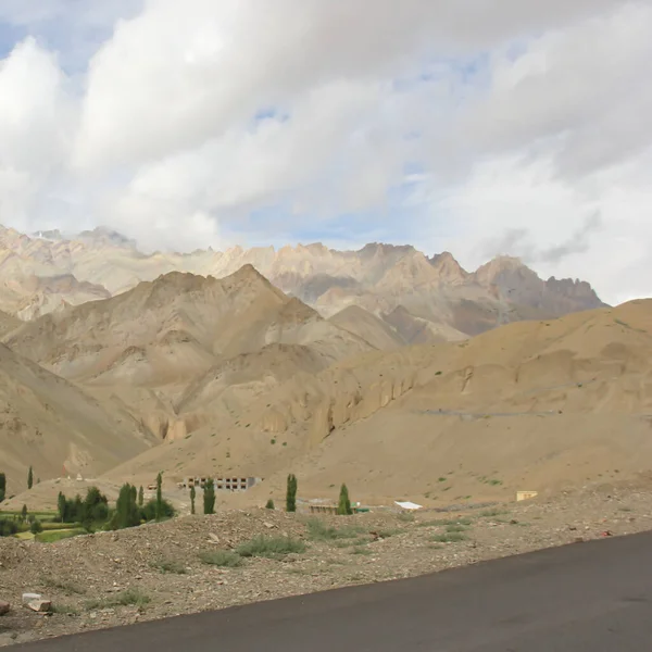 Una Vista Las Montañas Secas Pamir Tayikistán Bajo Fondo Nublado — Foto de Stock