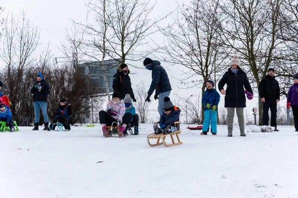 Poznan Polonia Enero 2021 Adultos Niños Divierten Con Trineos Nieve — Foto de Stock