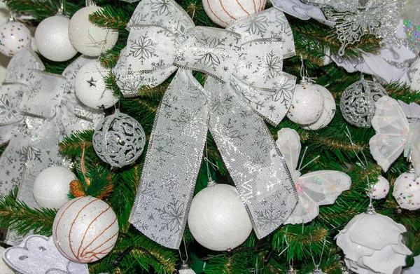 Ένα Κοντινό Πλάνο Όμορφα Λευκά Χριστουγεννιάτικα Στολίδια Ένα Δέντρο — Φωτογραφία Αρχείου