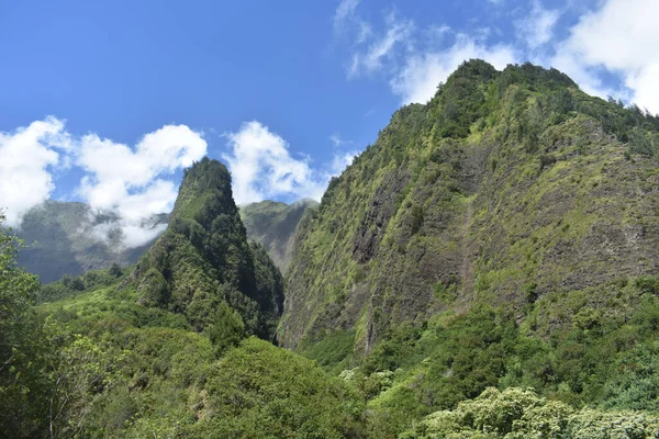 ハワイのマウイ島に雲が浮かぶ山の景色 — ストック写真