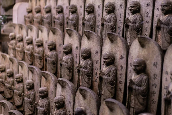 Eine Selektive Fokusaufnahme Kleiner Ähnlicher Statuen Auf Der Insel Miyajima — Stockfoto