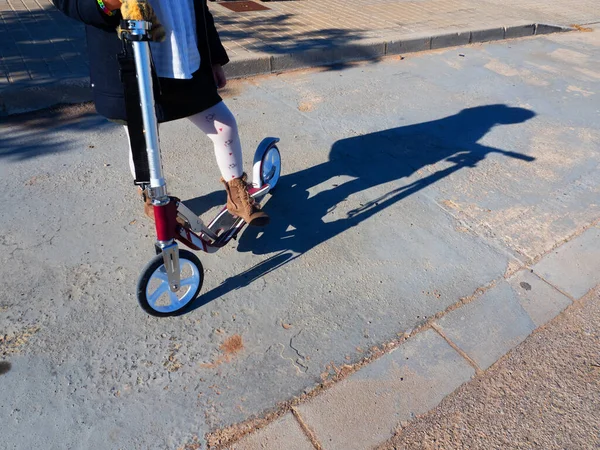 Vinalesa Espanha Dec 2020 Menina Andando Scooter Nas Ruas Dia — Fotografia de Stock