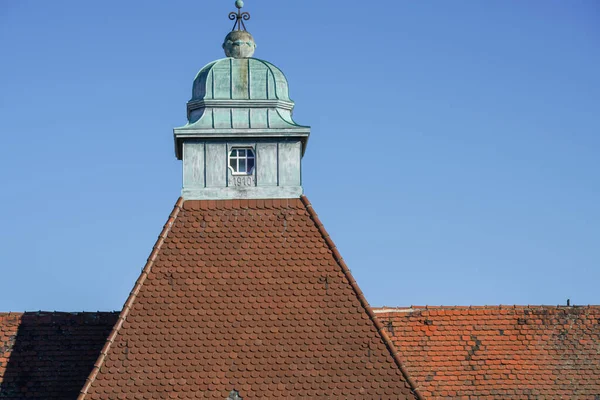 Снимок Крыши Старого Хорошо Отреставрированного Здания Простой Черепицей Голубым Небом — стоковое фото