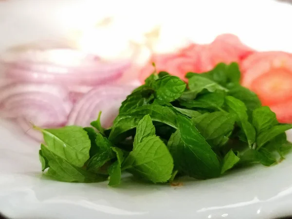 Närbild Mynta Och Grönsaker Tallriken För Sallad — Stockfoto