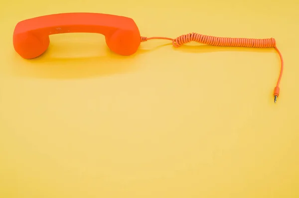 Klasyczny Pomarańczowy Telefon Pastelowym Żółtym Tle Dla Przestrzeni Kopii — Zdjęcie stockowe