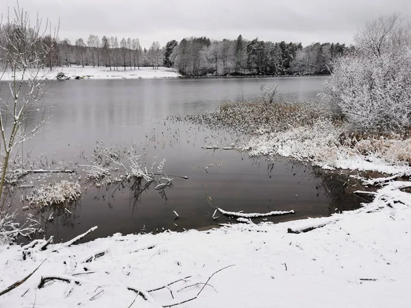 Eine Wunderschöne Winterlandschaft Mit Schneebedeckten Bäumen Ein Klarer Fluss Mit — Stockfoto