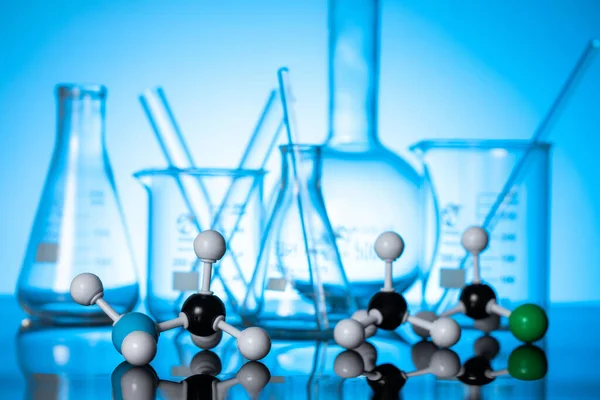 Una Variedad Frascos Vidrio Equipos Laboratorio Con Estructuras Moleculares Una —  Fotos de Stock