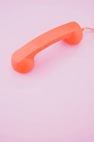 Vertikal Bild Orange Handset Isolerad Den Lila Bakgrunden — Stockfoto