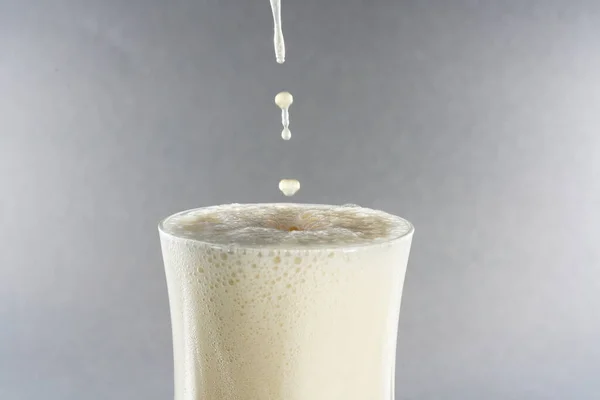 Ett Glas Färsk Vanilj Milkshake Grå Bakgrund — Stockfoto