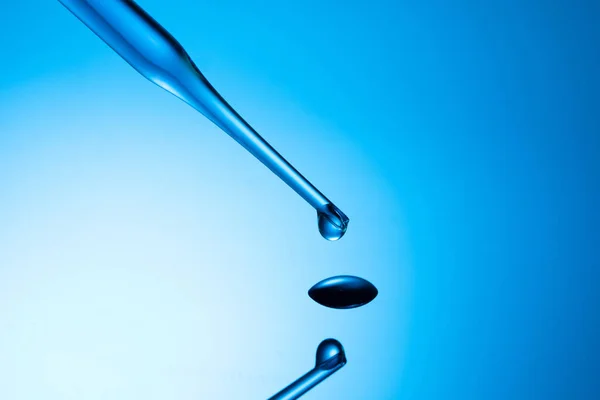 Een Close Shot Van Een Pipetpunt Met Een Vloeibare Druppel — Stockfoto