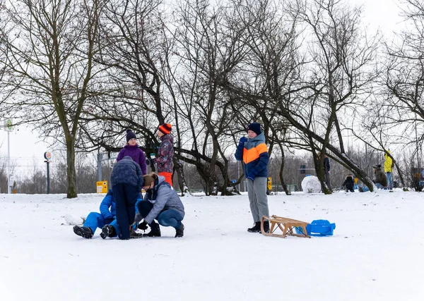 Poznan Polonia Enero 2021 Grupo Niños Divirtiéndose Con Trineo Madera — Foto de Stock