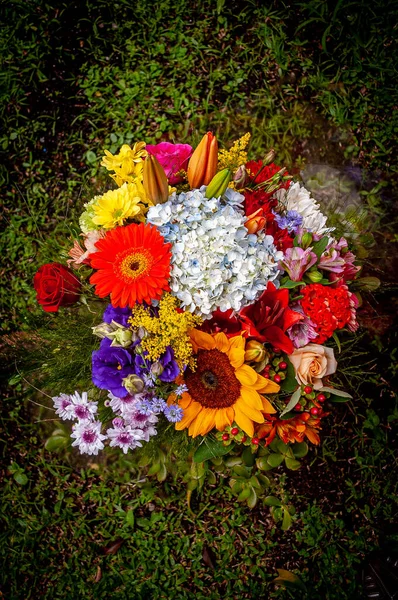 Eine Vertikale Aufnahme Eines Straußes Frischer Blumen Auf Dem Boden — Stockfoto
