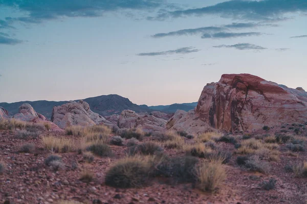 Uma Paisagem Cênica Formações Rochosas Deserto Pôr Sol — Fotografia de Stock