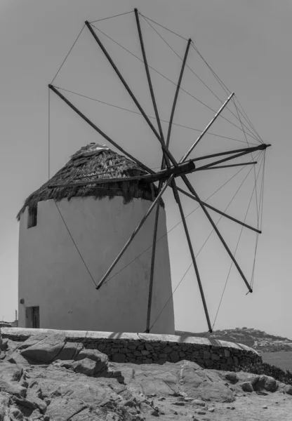Plan Vertical Niveaux Gris Célèbre Moulin Mykonos Grèce — Photo