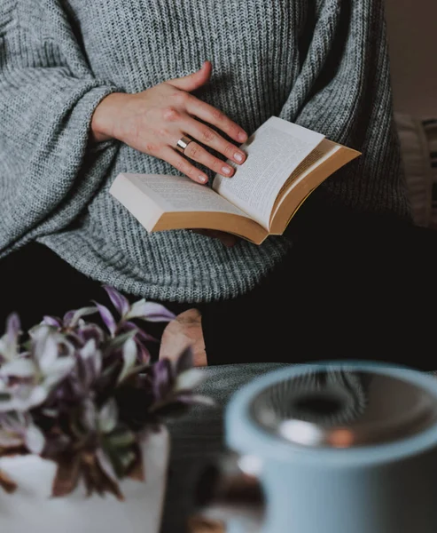 Uma Fêmea Pulôver Quente Folheando Através Livro Inverno Melhor Época — Fotografia de Stock