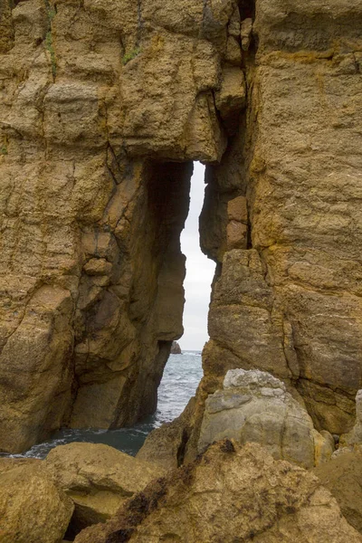 Een Verticaal Schot Van Rotsformaties Arnia Strand Cantabrië Spanje — Stockfoto