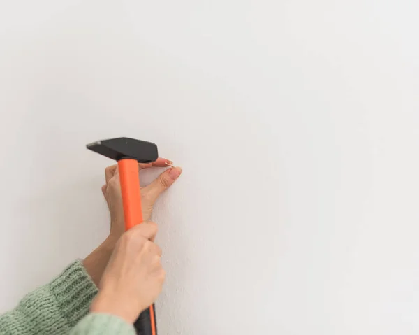 Een Close Shot Van Menselijke Handen Hameren Een Spijker Witte — Stockfoto