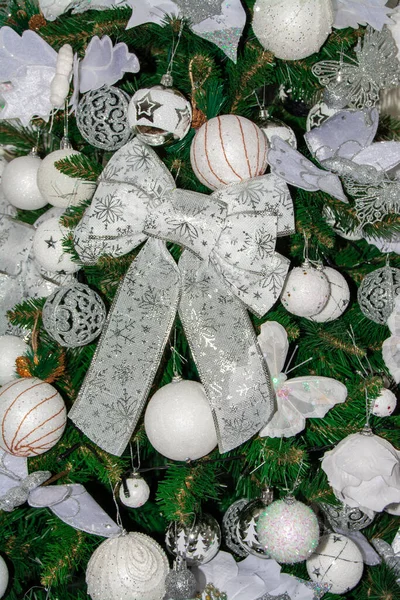 Vertikální Záběr Lesklé Bílé Vánoční Ozdoby Stromě — Stock fotografie