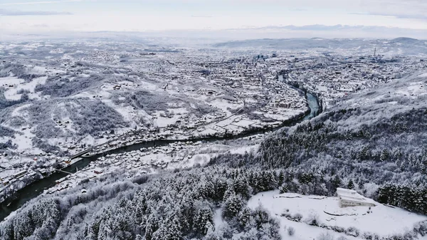 Вид Повітря Ідеальну Зимову Сцену Річкою Протікає Через Красивий Сніговий — стокове фото
