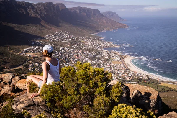 Uçurumun Kenarında Oturan Cape Town Hayran Olan Tanınmamış Bir Kadının — Stok fotoğraf