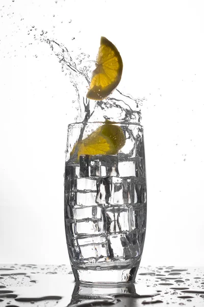 Una Toma Vertical Vaso Agua Con Lemo —  Fotos de Stock
