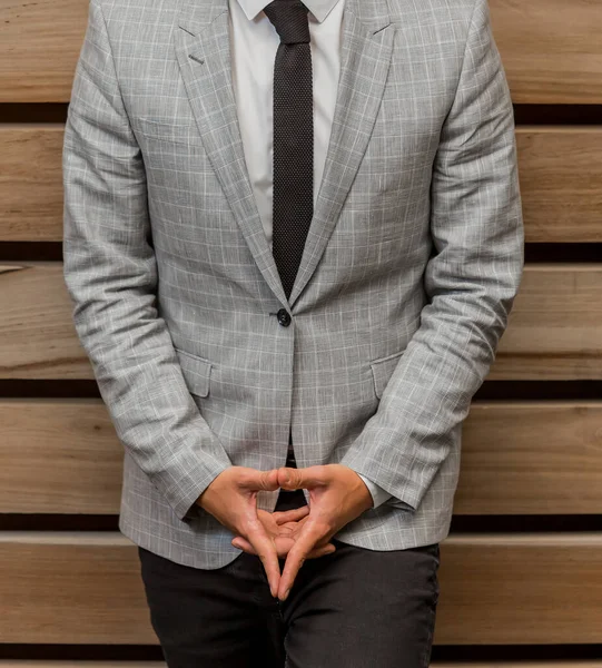 Primer Plano Hombre Con Traje Gris Claro Con Una Camisa —  Fotos de Stock