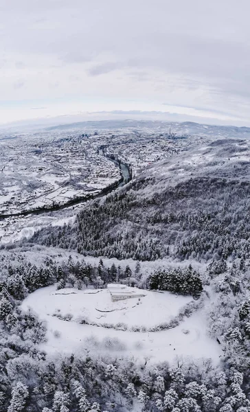 Вид Воздуха Идеальную Зимнюю Сцену Рекой Протекающей Через Красивый Заснеженный — стоковое фото