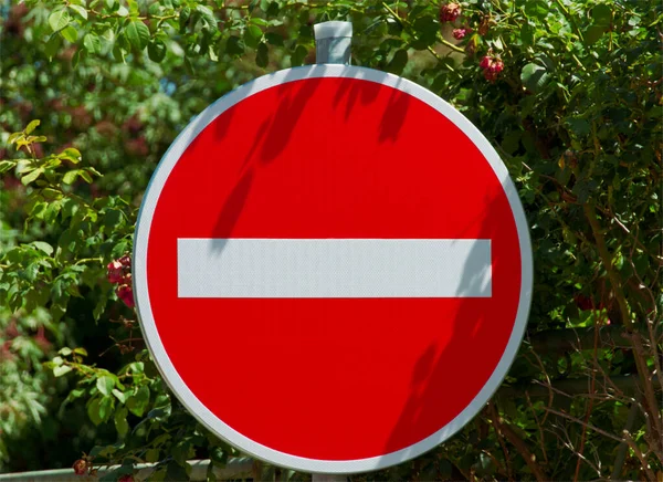 Een Grote Rode Geen Toegang Bord Achtergrond Van Bomen — Stockfoto