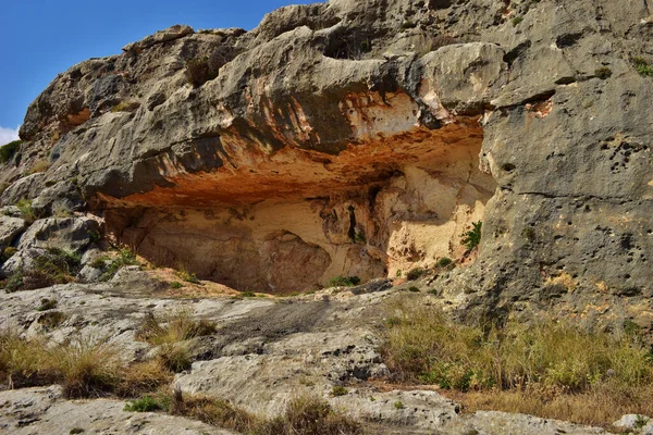 マルタのバサバレーの崖の顔とカルスト地形の小さな洞窟 — ストック写真