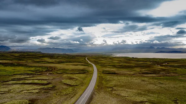Beau Plan Une Longue Route Sous Ciel Sombre Nuageux Islande — Photo