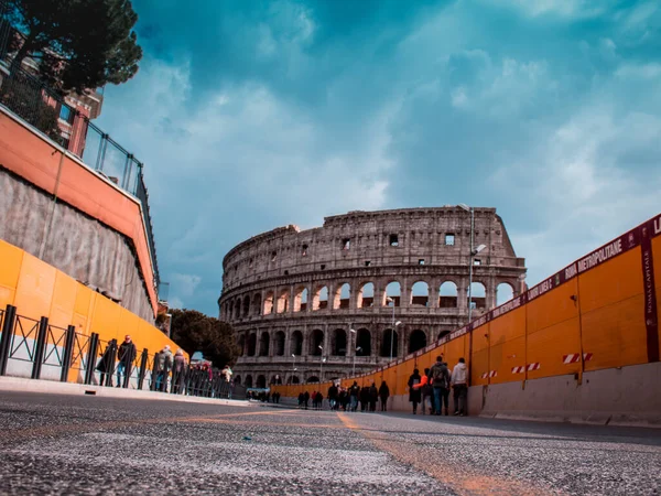 曇り空の下 イタリア ローマの有名なコロッセオの眺め — ストック写真