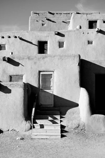 Uno Scatto Scala Grigi Vecchi Edifici Taos Pueblo Sotto Luce — Foto Stock