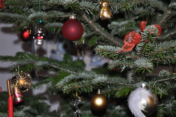 크리스마스 트리에 크리스마스 장식의 선택적 — 스톡 사진