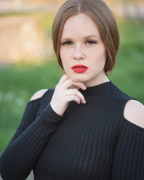 Retrato Una Hermosa Morena Con Ojos Verdes Pecas Lápiz Labial —  Fotos de Stock