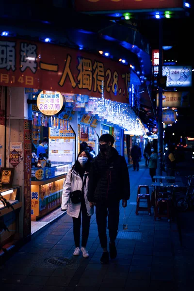 台北市 2021年1月14日 台北市の士林夜市で男と女が歩いている — ストック写真
