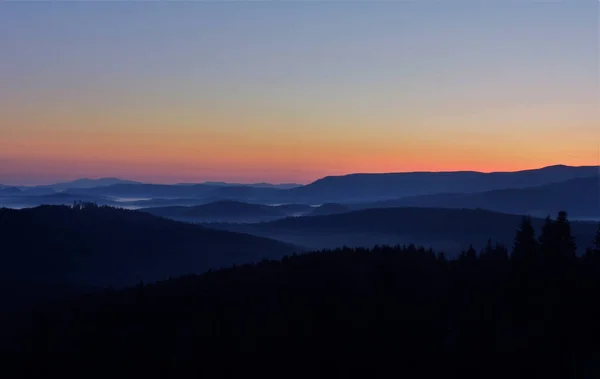 Tiro Aéreo Pôr Sol Rosa Sobre Montanhas — Fotografia de Stock