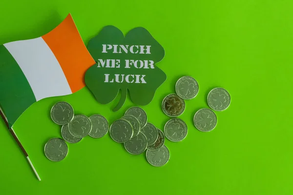 一面印有爱尔兰国旗 三叶草叶和绿色背景金币的圣帕特里克节横幅 — 图库照片