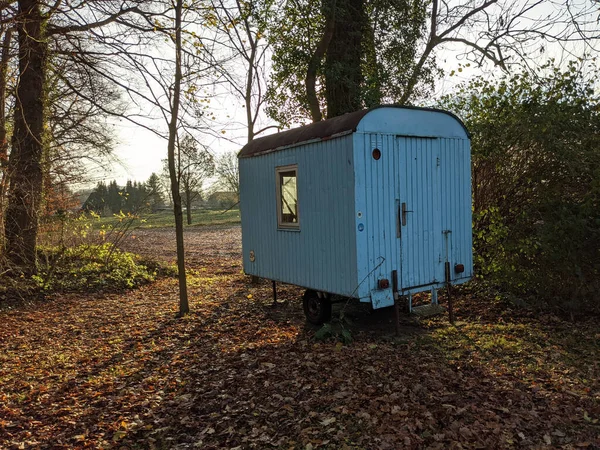 Eine Alte Holzhütte Auf Rädern Herbstpark — Stockfoto