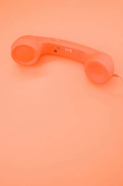 Een Verticale Opname Van Een Klassieke Handset Een Pasteloranje Achtergrond — Stockfoto