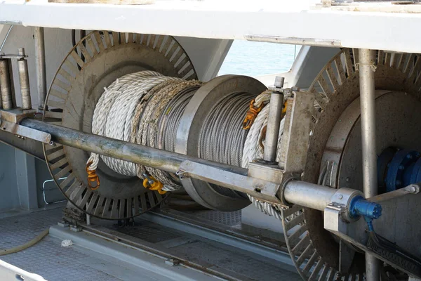 Een Shot Van Een Touw Stalen Lieren Een Vissersboot Voor — Stockfoto