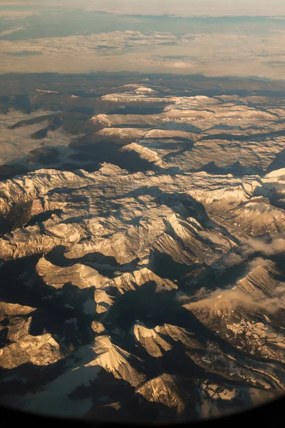 Uma Vista Aérea Paisagem Montanhosa Alpes Desde Aire Europa — Fotografia de Stock