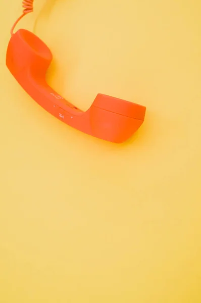 彩色黄色背景的经典橙色手机的垂直截图 用于复制空间 — 图库照片