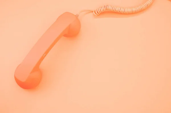 Fotokopi Alanı Için Turuncu Renkli Klasik Bir Cep Telefonu — Stok fotoğraf