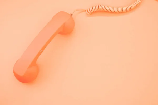 Een Klassieke Handset Pasteloranje Achtergrond Voor Een Kopieerruimte — Stockfoto