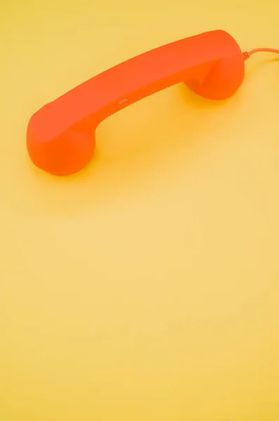 Een Verticale Opname Van Een Klassieke Oranje Handset Pastelgele Achtergrond — Stockfoto