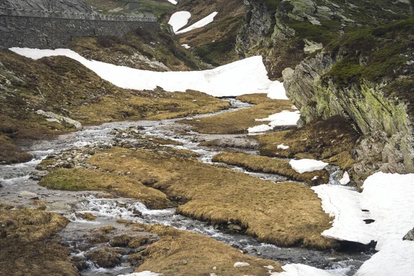 Вид Засніжений Пейзаж Свіжим Струмком Гірської Річки — стокове фото
