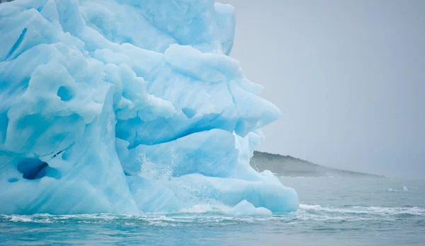 Schöne Aufnahme Eines Teils Eines Eisbergs Unter Weißem Himmel — Stockfoto