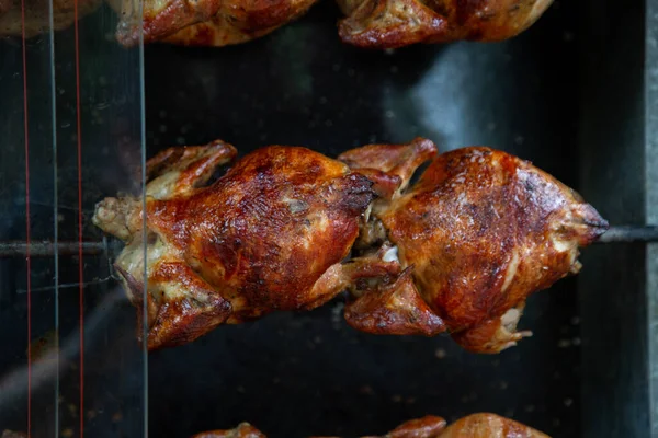 Egy Lövés Amin Két Csirkét Grilleznek Egy Nyárson — Stock Fotó