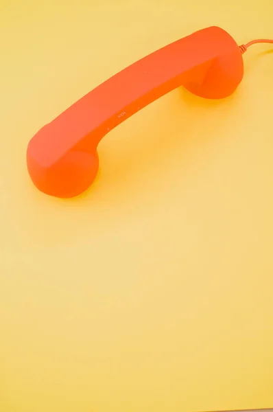 Вертикальный Снимок Классического Оранжевого Телефона Пастельно Желтом Фоне Копирования Пространства — стоковое фото