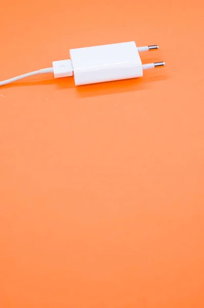 Eine Vertikale Aufnahme Des Usb Ladegeräts Isoliert Auf Orangefarbenem Hintergrund — Stockfoto